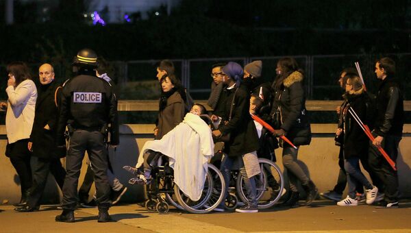 Эвакуация людей со стадиона Stade de France, где прогремели взрывы