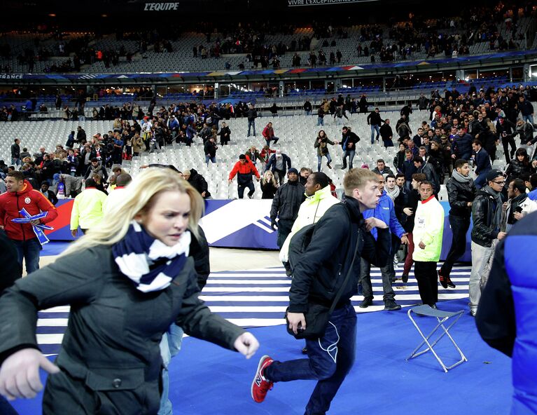 Эвакуация людей со стадиона Stade de France, где прогремели взрывы