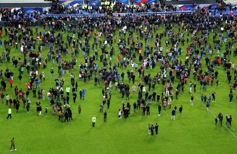 Эвакуация людей со стадиона Stade de France, где прогремели взрывы