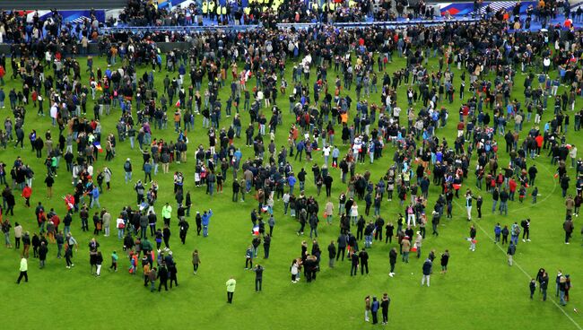 Эвакуация людей со стадиона Stade de France, где прогремели взрывы