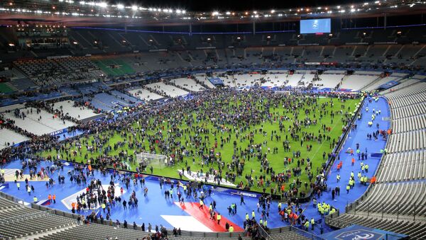 Эвакуация людей со стадиона Stade de France, где прогремели взрывы. Архивное фото