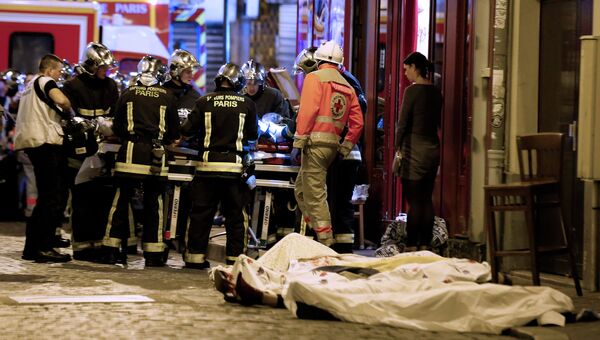 Спасатели работают на месте теракта в 10-ом округе Парижа