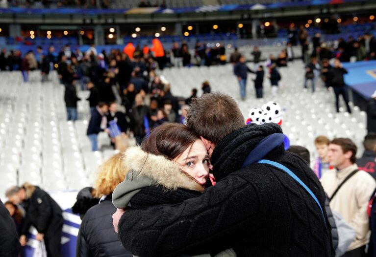 Люди во время эвакуации со стадиона Stade de France, рядом с которым прогремели взрывы