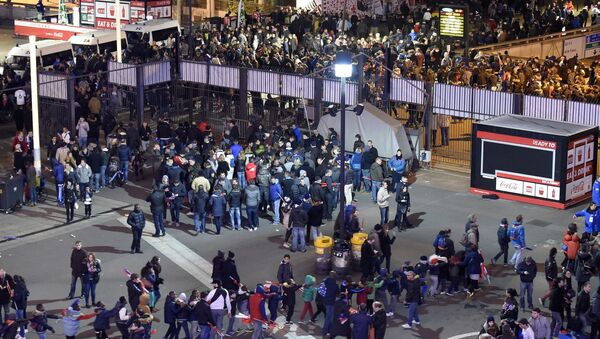 Люди во время эвакуации со стадиона Stade de France, рядом с которым прогремели взрывы
