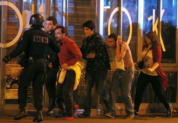 Работа сотрудников французского спецназа в зоне оцепления рядом с театром Батаклан в 11-м округе Парижа, где были захвачены заложники
