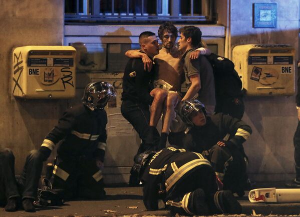 Полиция и спасатели у театра Батаклан в 11-м округе Парижа, где неизвестные задерживают заложников.