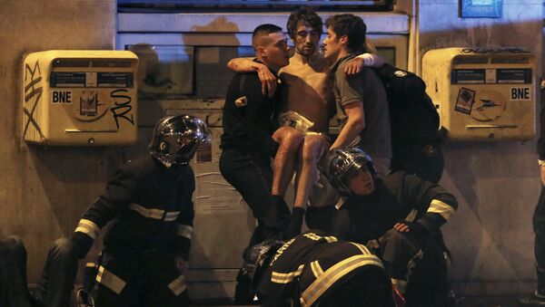 Полиция и спасатели у театра Батаклан в 11-м округе Парижа, где неизвестные задерживают заложников.