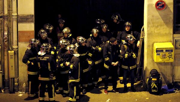 Спасатели у театра Батаклан в 11-м округе Парижа, где неизвестные удерживали заложников