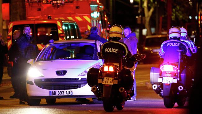 Полиция патрулирует улицы Парижа после серии террористических нападений