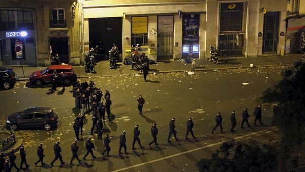 Полиция у театра Батаклан в 11-м округе Парижа, где неизвестные удерживали заложников