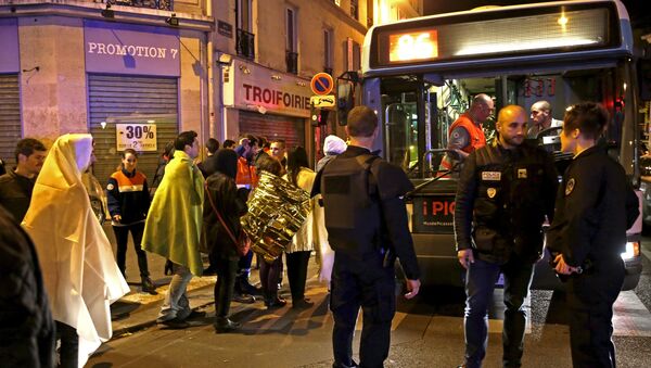 У театра Батаклан в 11-м округе Парижа, где неизвестные удерживали заложников