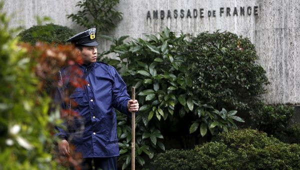 Полиция Японии усилила меры безопасности у посольства Франции в Токио, 14 ноября