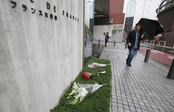 Цветы в память о погибших у французского посольства в Токио, Япония