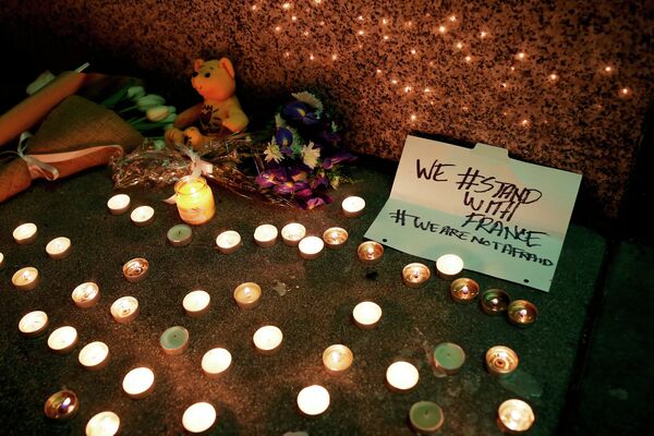 Цветы и свечи в память о погибших в терактах в Париже у Генконсульства Франции в Сан-Франциско, Калифорния