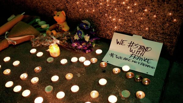 Цветы и свечи в память о погибших в терактах в Париже у Генконсульства Франции в Сан-Франциско, Калифорния