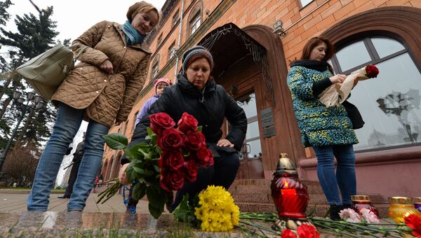 Цветы в память о погибших у французского посольства в Минске