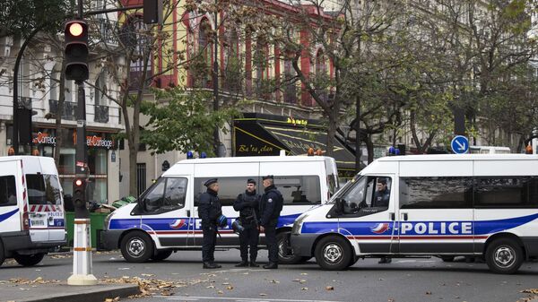 Полицейские около театра Батаклан в Париже, где произошел один из серии терактов. Архивное фото