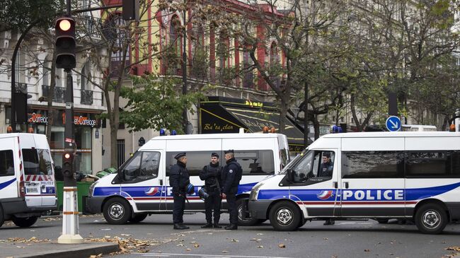 Полицейские около театра Батаклан в Париже. Архивное фото