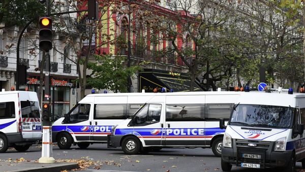 Полицейские автомобили на бульваре Вольтер около театра Батаклан в Париже, где произошел один из серии терактов. Архивное фото