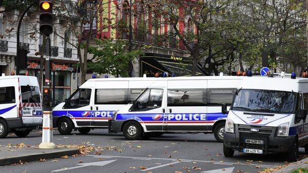 Полицейские автомобили на бульваре Вольтер около театра Батаклан в Париже, где произошел один из серии терактов. Архивное фото