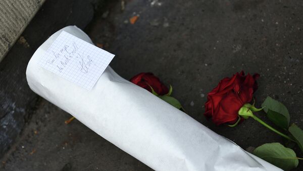 Цветы в память жертв теракта в театре Батаклан в Париже. Архивное фото