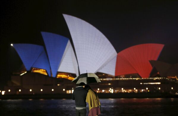 Оперный театр в цветах французского флага в память о жертвах терактов. Сидней, Австралия