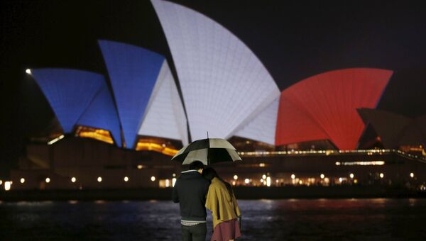 Оперный театр в цветах французского флага в память о жертвах терактов. Сидней, Австралия