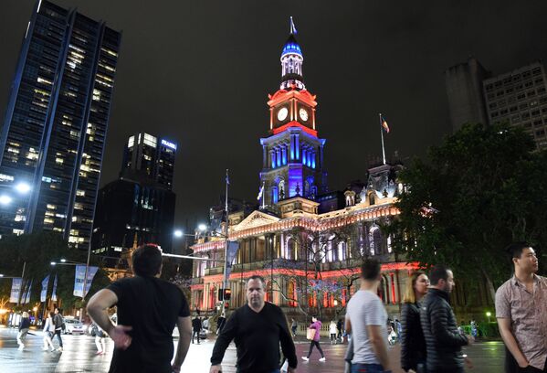 Городская ратуша в цветах французского флага в память о жертвах терактов. Сидней, Австралия