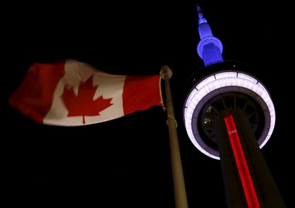 Телебашня Си-Эн Тауэр в цветах французского флага в память о жертвах терактов, Торонто, Канада