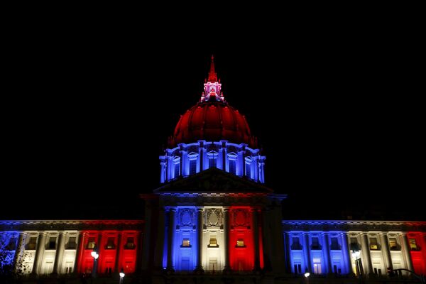 Городская ратуша в цветах французского флага в память о жертвах терактов, Сан-Франциско, США