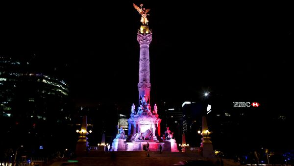Монумент независимости в цветах французского флага в память о жертвах терактов, Мехико, Мексика