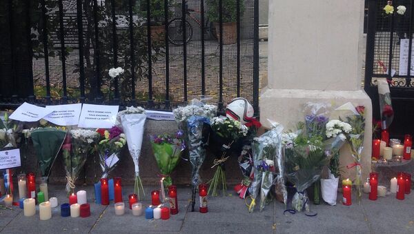 Испанцы несут цветы и свечи к посольству Франции в Мадриде. Архивное фото