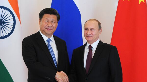 15 ноября 2015. Президент России Владимир Путин (справа) и председатель Китайской Народной Республики (КНР) Си Цзиньпин. Архивное фото