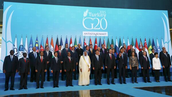 Совместное фотографирование лидеров G20 на саммите в Анталье