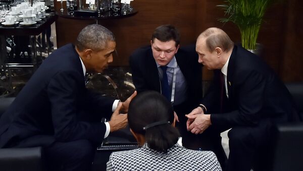 Президент России Владимир Путин (справа) во время беседы с президентом США Бараком Обамой (слева) на полях саммита Группы двадцати (G20)