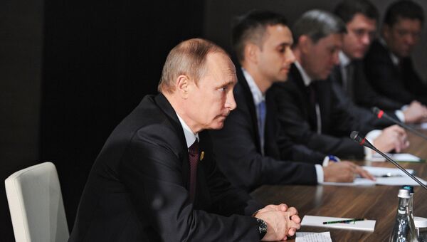 Президент России Владимир Путин во время беседы с председателем Китайской Народной Республики (КНР) Си Цзиньпинем