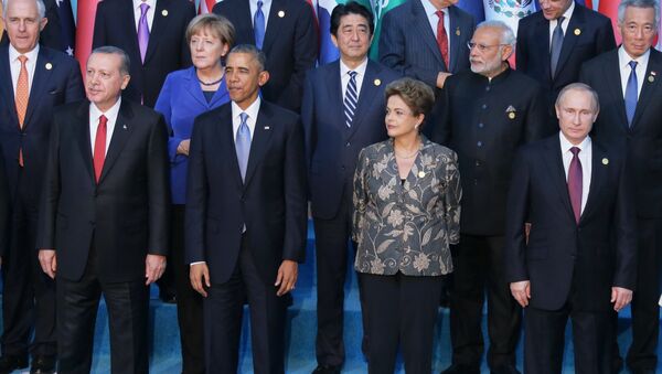 Президент России Владимир Путин (справа в первом ряду) на церемонии фотографирования участников саммита Группы двадцати (G20)