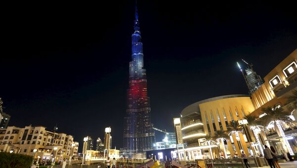 Башня Бурдж Халифа в Дубае, подсвеченная в цвета французского флага