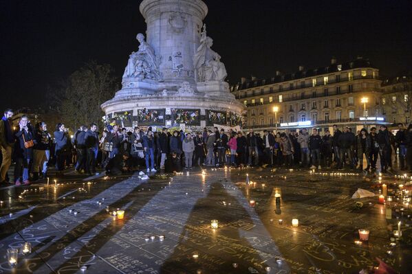 Горожане возлагают цветы свечи на Площади Республики в Париже, в память о жертвах крупнейшего в истории Франции террористического акта, произошедшего 13 ноября 2015 года в Париже