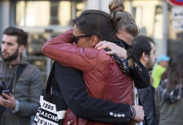 Горожане около театра Батаклан в Париже, в память о жертвах крупнейшего в истории Франции террористического акта, произошедшего 13 ноября 2015 года в Париже