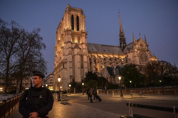 Полиция охраняет собор Парижской Богоматери