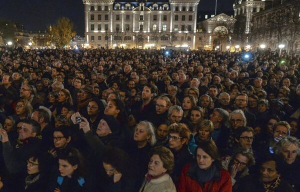 Горожане во время траурной мессы на площади перед собором Парижской Богоматери