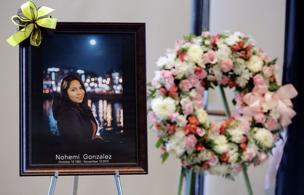 Фотография на поминальной службе по штате Калифорния Лонг-Бич студентки убитой в ресторане Парижа.