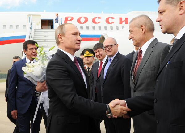 Президент России Владимир Путин во время встречи в аэропорту турецкой Антальи, куда он прибыл для участия в саммите Группы двадцати (G20)