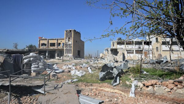 Разрушенные здания у авиабазы Квейрис в Сирии. Архивное фото