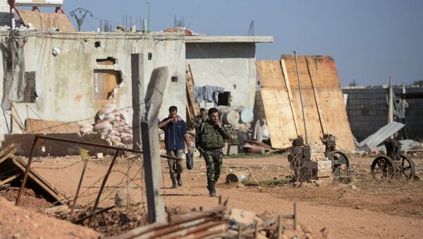 Солдаты Сирийской Арабской Армии (САА) в населённом пункте неподалеку от авиабазы Квейрис в Сирии. Архивное фото