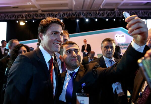 Премьер-министр Канады Джастин Трюдо позирует для selfie во время саммита G20 в Турции
