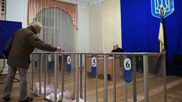 Житель Киева на избирательном участке во время второго тура выборов в органы местного самоуправления в Киеве. Архивное фото