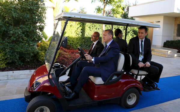 Президент Турции Тайип Эрдоган за рулем багги в преддверии саммита G20 в Турции