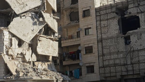Поврежденное здание в сирийском городе Алеппо. Архивное фото